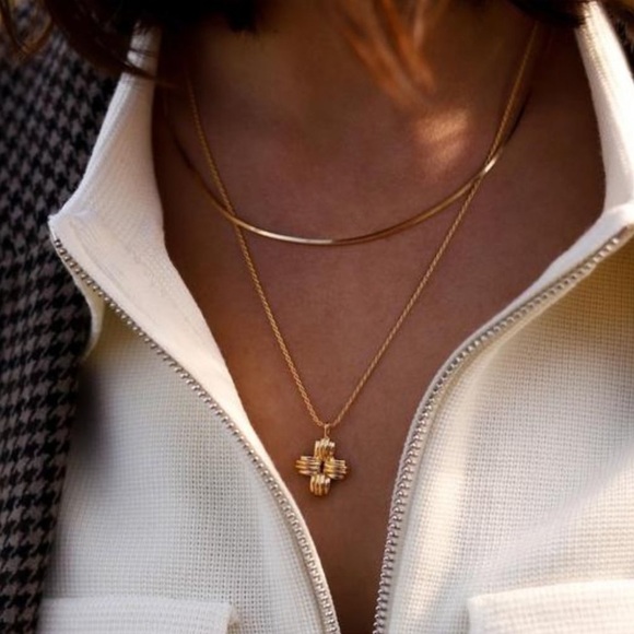 Missoma 18k Gold Large Ridge Cross Necklace Lucy Williams - Picture 2 of 7